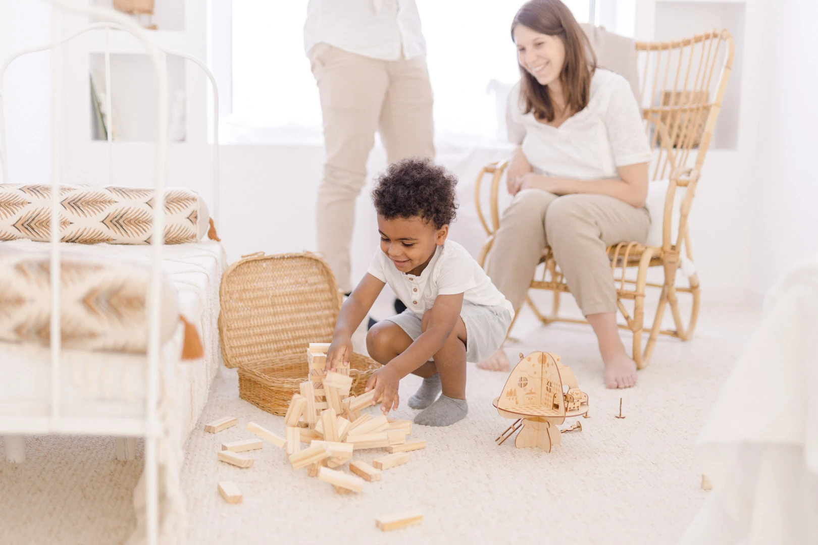 enfant bonheur chaise jouet jouer avec les enfants